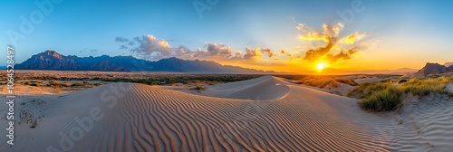  Atardecer en el desierto con dunas onduladas y montañas en el horizonte, cielo despejado y cálido. 