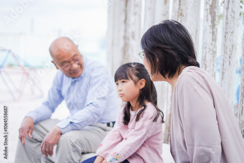 孫とレジャーに出かける高齢の夫婦