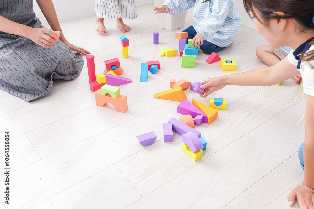 ブロックで遊ぶ子どもと先生 ブロックで遊ぶ子どもと先生
