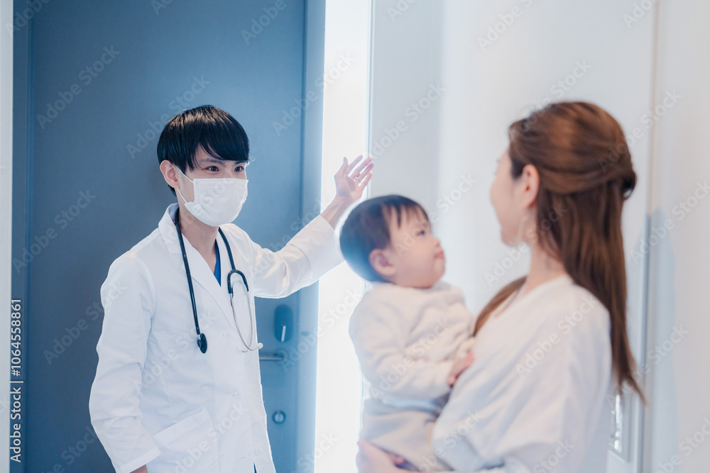 家を訪問したドクターに診てもらう赤ちゃん