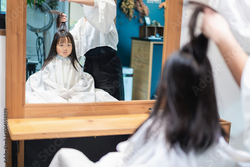 美容室でヘアカットをする女の子 photo