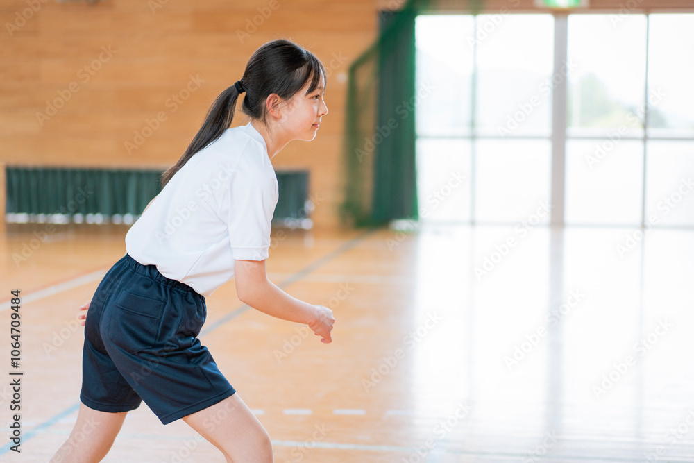 走り出す準備をしている女子生徒 走り出す準備をしている女子生徒
