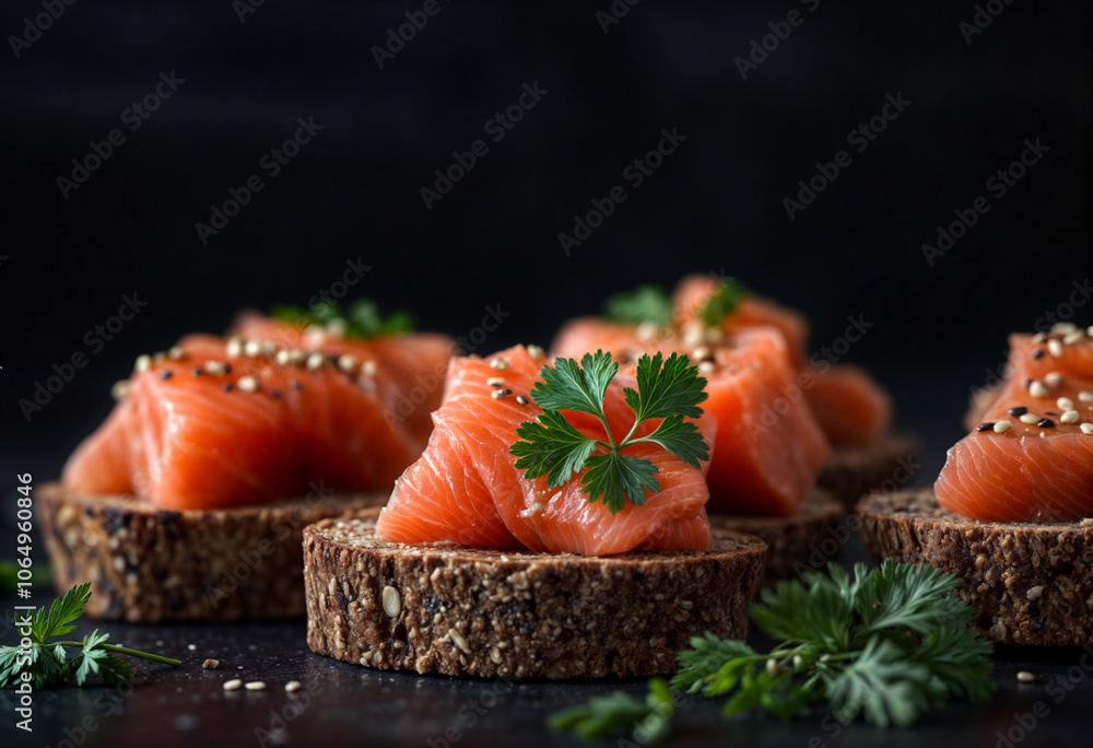 Delizie al salmone- fette di pane rustico con topping raffinato
