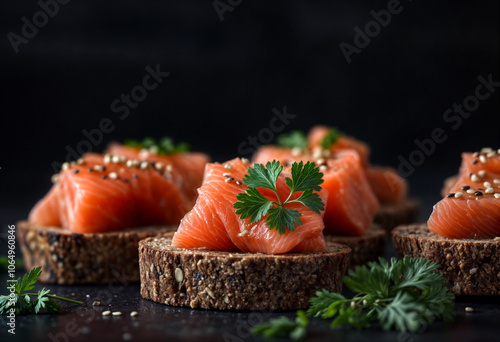 Obraz na płótnie Delizie al salmone- fette di pane rustico con topping raffinato w salonie