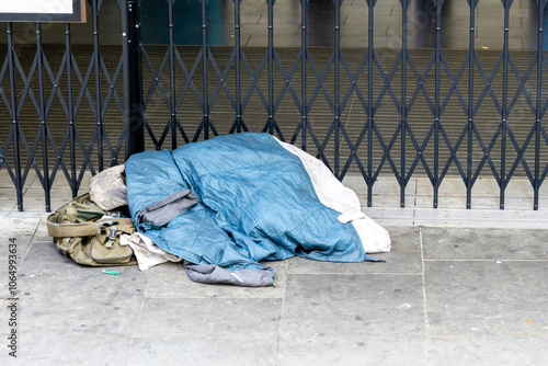 Φωτογραφία A Person Who Has Hit Rock Bottom And Sleeping Rough On The Streets