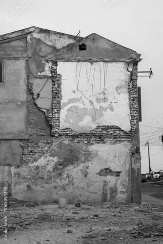 vieux bâtiment en ruine dans l'ancienne ville coloniale de Saint Louis du Sénégal en Afrique