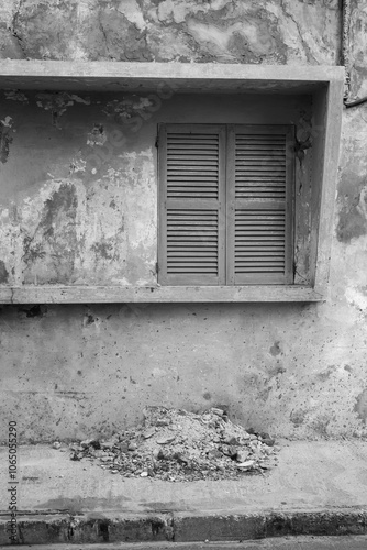 vieux bâtiment en ruine dans l'ancienne ville coloniale de Saint Louis du Sénégal en Afrique