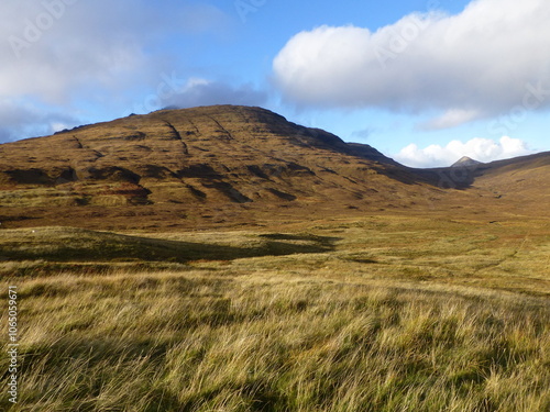 Fotografie Hills and moorland near Elgol, Skye, Scotland in late afternoon sunshine