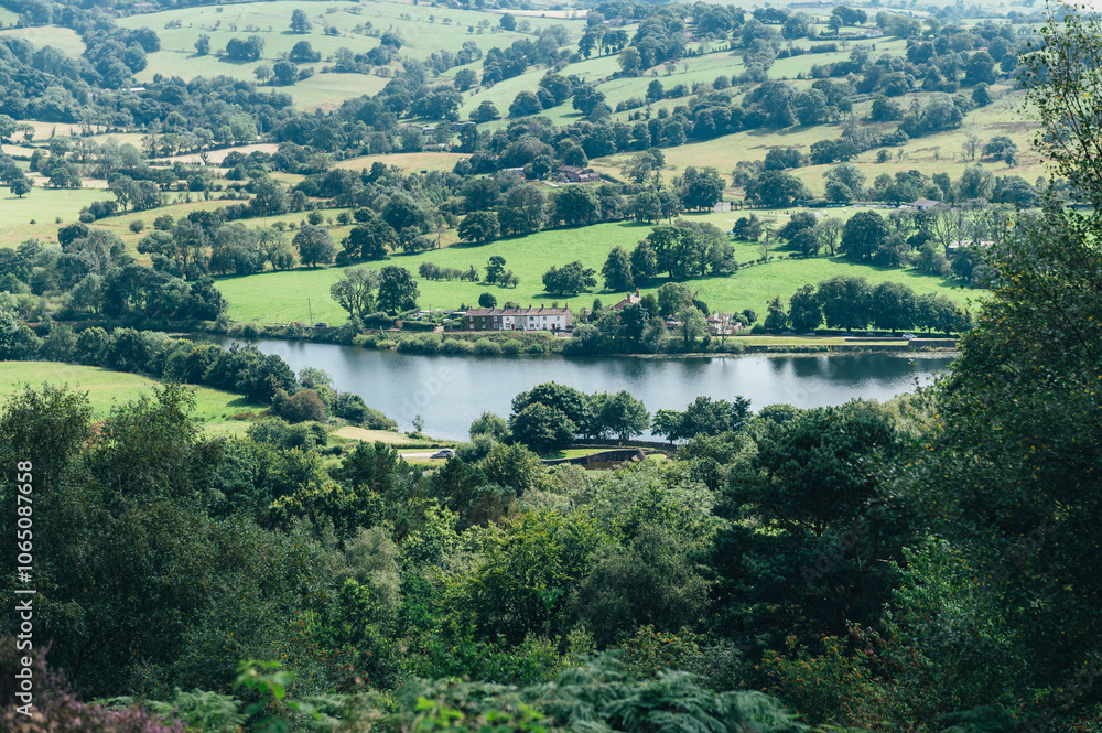 Obraz premium Teggs Nose, Ridgegate Reservoir, Trentabank Reservoir Circular, Peak District National Park, England, UK