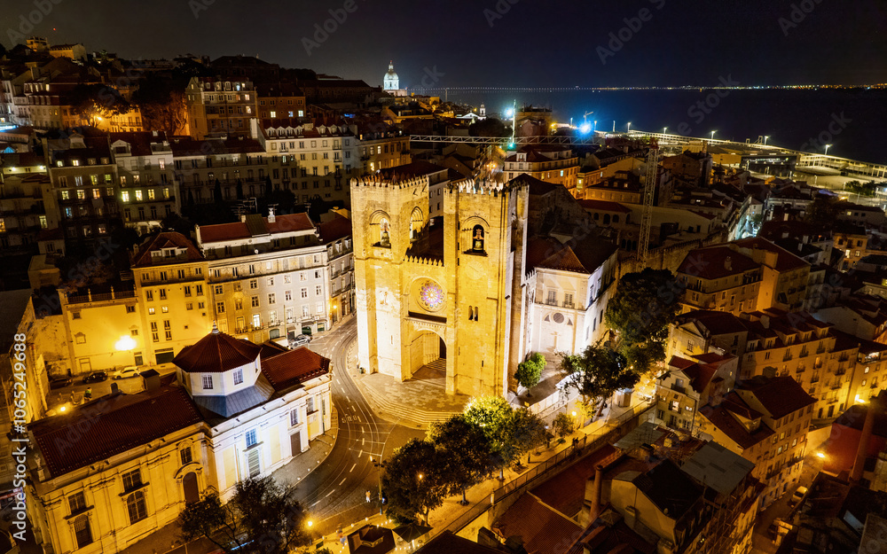 Obraz premium Sé de Lisboa (Lisbon Cathedral) at night. Aerial drone view