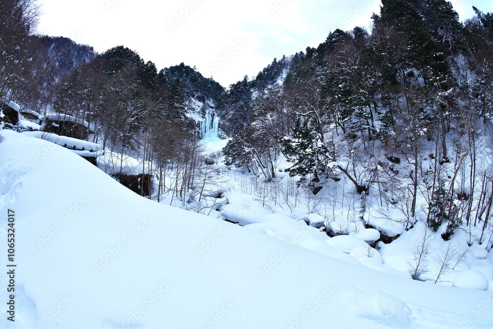 Fototapeta premium 岐阜県の高山市奥飛騨温泉郷にある平湯大滝