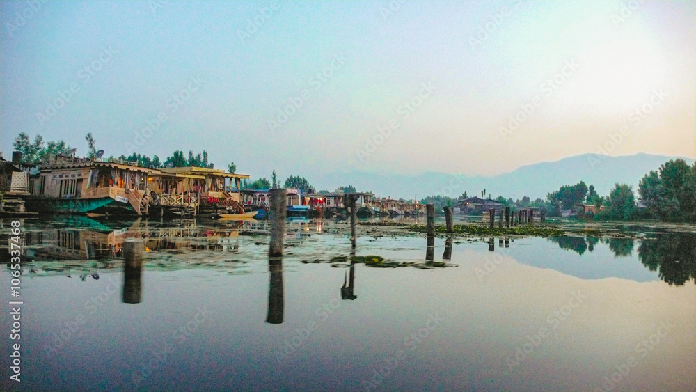 Obraz premium Srinagar, Kashmir, India - January 29, 2021 : A Closeup photo of floating house boat on Dal Lake Srinagar, Kashmir, India.