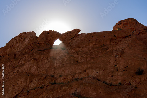Obraz na płótnie Peek-a-Boo Sun Through Colorado's Rock Arch: Nature's Wink w salonie