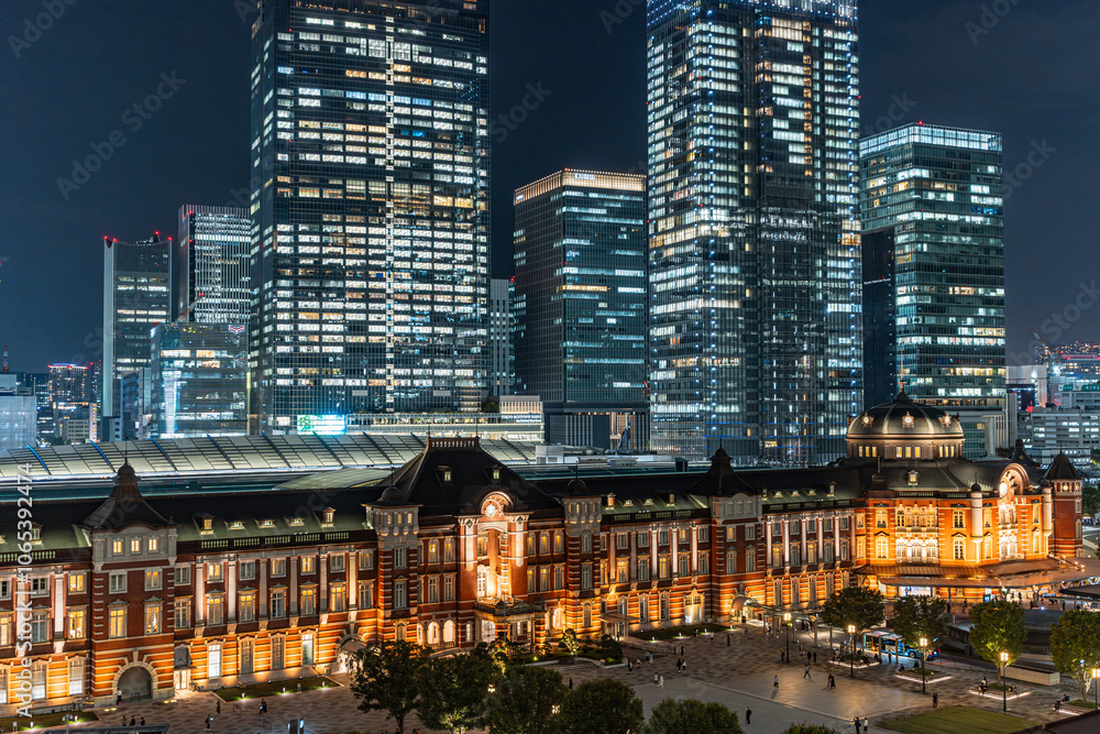 Obraz premium 東京の駅と丸の内の夜景/Tokyo station and Marunouchi night view