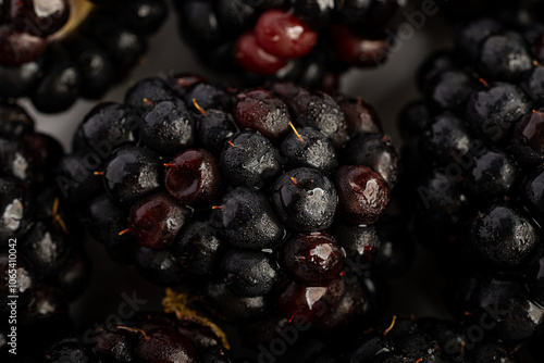 Un primer plano de moras muestra su textura delicada y sus vibrantes tonos púrpura. La imagen captura la frescura y jugosidad de esta deliciosa fruta en su máxima expresión. photo