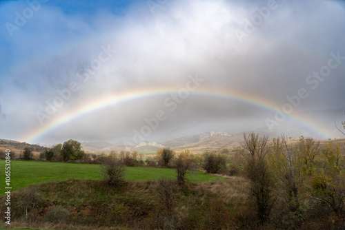 Arcoiris sobre panorama rural, en Asturias, España