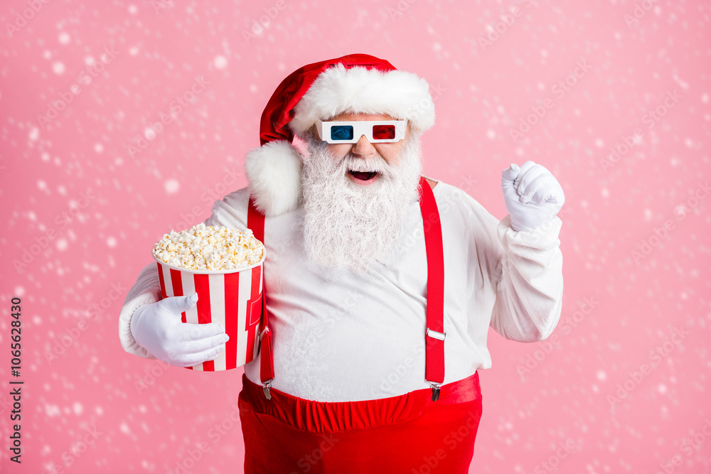 Obraz premium Portrait of his he nice attractive cheerful cheery glad bearded fat Santa watching comedy film eating corn having fun pastime amusement isolated pink pastel color background