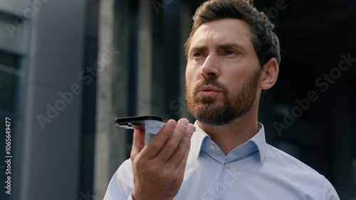 Valokuva Smartphone talking microphone loudspeaker dictate to mic translation Caucasian b