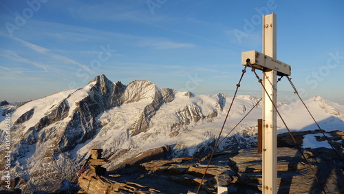 Blick vom Fuscherkarkopf 3331m zum Großglockner 3798m photo