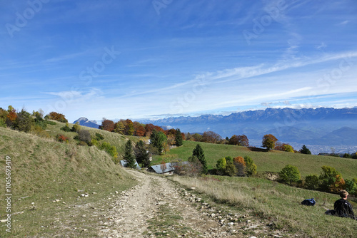 Randonnée automnale dans le Vercors avec de magnifiques paysages colorés photo