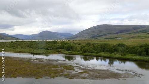 Paysage de Fjord en Islande par un temps nuageux 