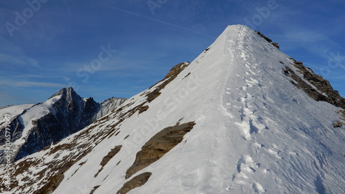 im Abstieg vom Fuscherkarkopf 3331m.. links zeigt sich der Großglockner 3798m photo