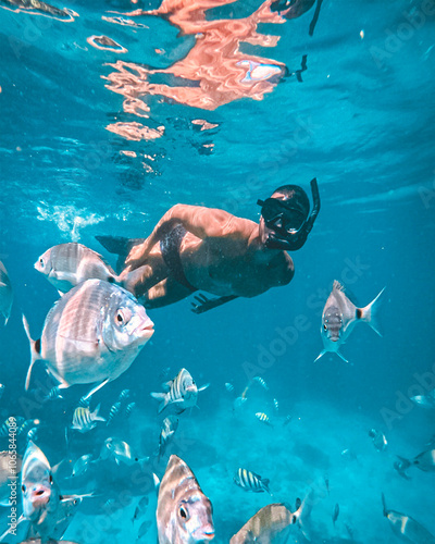 Inicio do verão - homem mergulhando na lagoa azul em Angra dos Reis-RJ