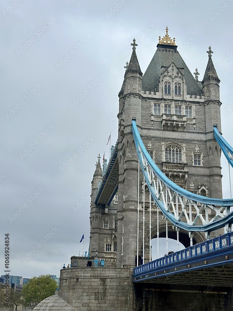 Fototapeta premium Cloudy Day at the Tower Bridge in London, England, United Kingdom