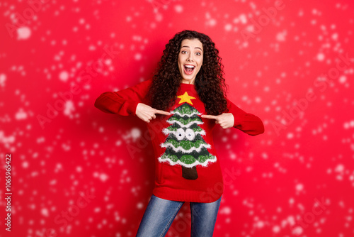 Canvastavla Portrait of amazed funny funky crazy girl point at her seasonal comfort jumper p