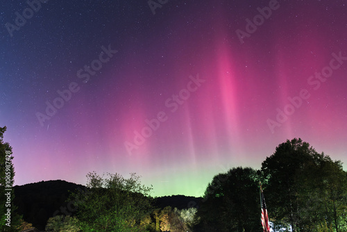 Obraz na płótnie Vibrant Pink and Green Aurora Borealis Illuminating the Night Sky w salonie