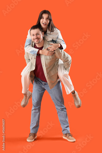 Young couple in autumn clot...