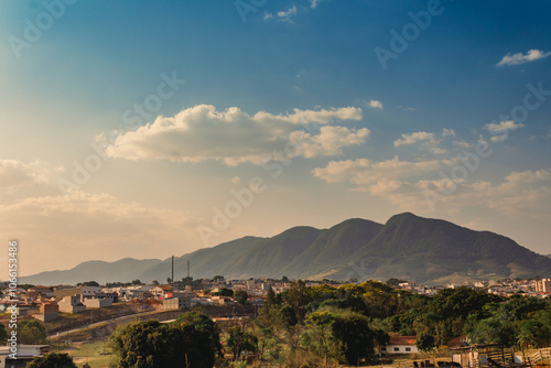 Montanhas distantes ao pôr do Sol