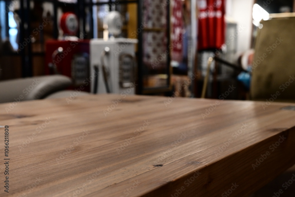 Naklejka premium 古木のパイン材のリビングテーブルがある風景