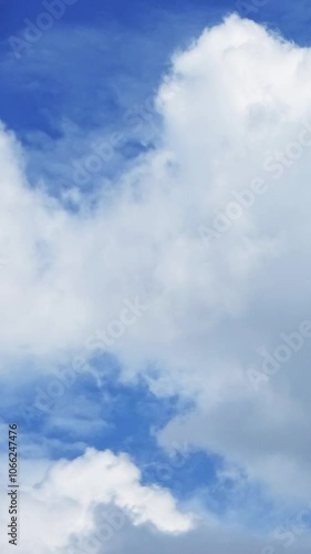 青空と白い雲の流れタイムラプス 縦型 ループ素材