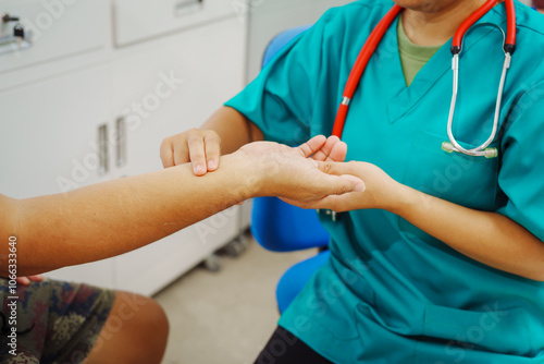 A female doctor sits a hospital desk,examining a sick male patient with hemorrhoid symptoms,discussing vein swelling at the anus, blood-stained stool,treatment for internal and external hemorrhoids