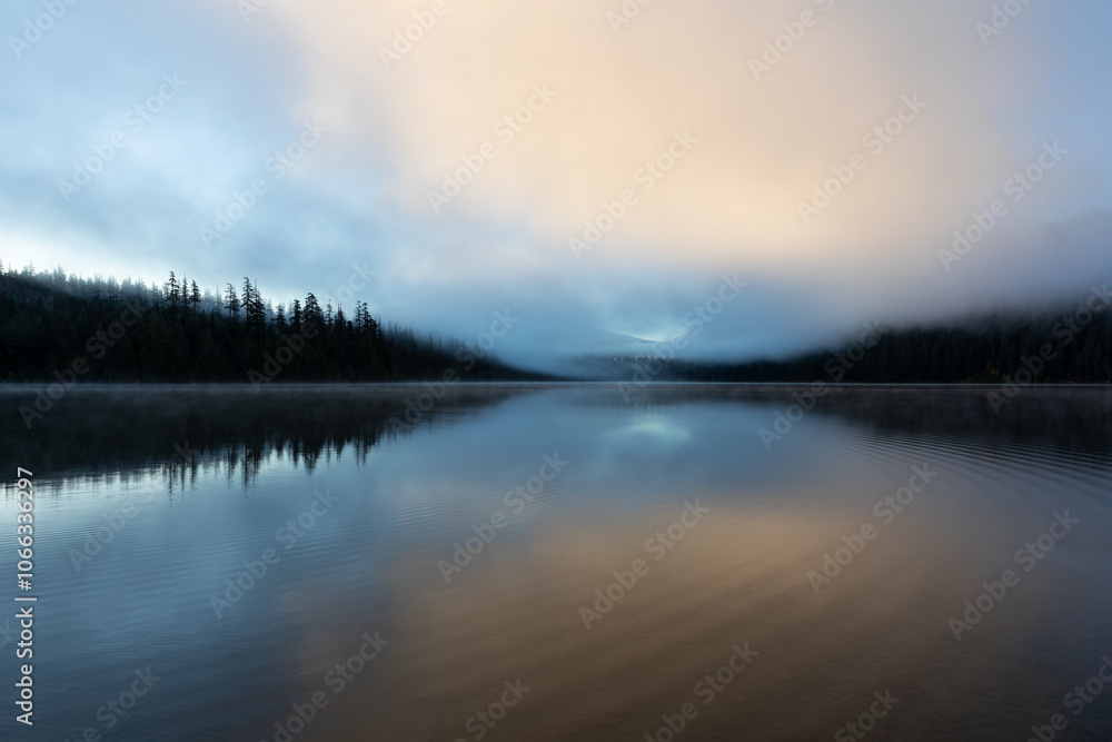 Fototapeta premium Beautiful misty fall weather, autumn vibes at Lost Lake in Oregon, near Hood River and Mount Hood, captured during early morning. Mystic fall vibes and scenery. 