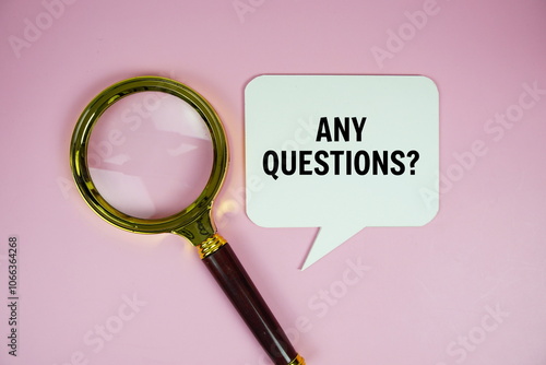 фотографія Any Questions? text on speech bubble with magnifying glass top view on pink back