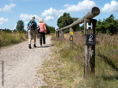 Senioren Paar - Wandern in der Lüneburger Heide - Heideschleife Rundwanderwege
