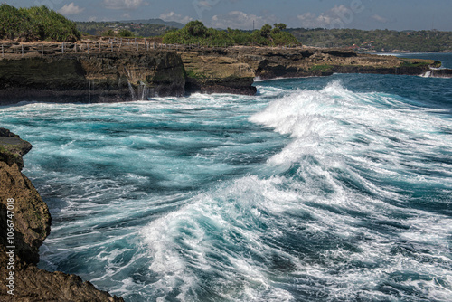 Wyspa Nusa Lembongan - Bali - widok na plażę Devil's Tears z klifu