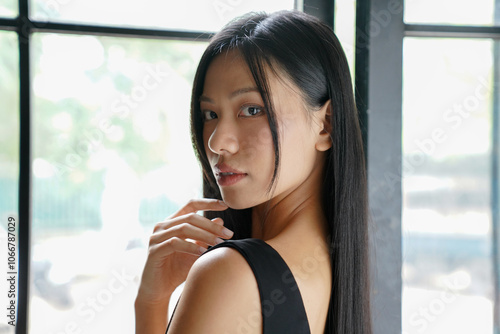 黒いドレスを着た若い女性のスタイリッシュなポートレート Free Download 黒いドレスを着た若い女性のスタイリッシュなポートレート - GFXLoad