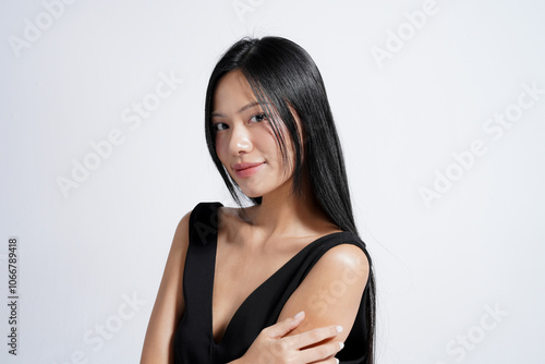 Wallpaper Mural 黒いドレスを着た若い女性のスタイリッシュなポートレート Torontodigital.ca