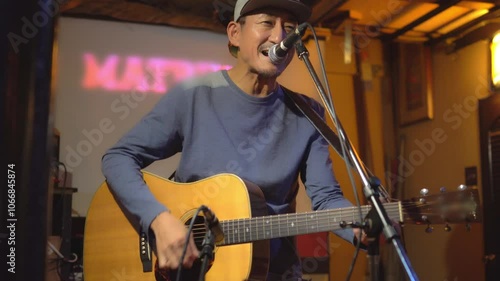 ライブ演奏を楽しむ男性