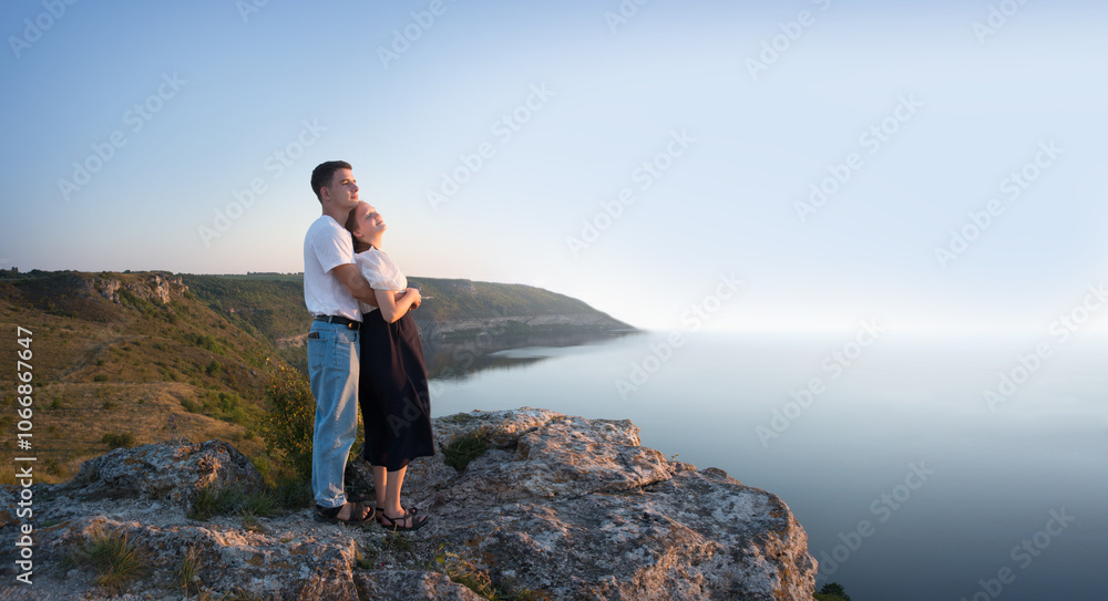 Obraz premium Husband and wife on the rock