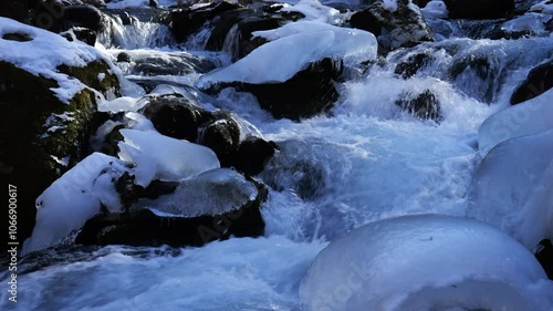 冬の渓流・しぶき氷 25