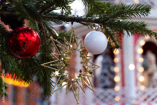 Obraz na płótnie Festively decorated Christmas setting featuring bright red ornaments and a snowy background w salonie