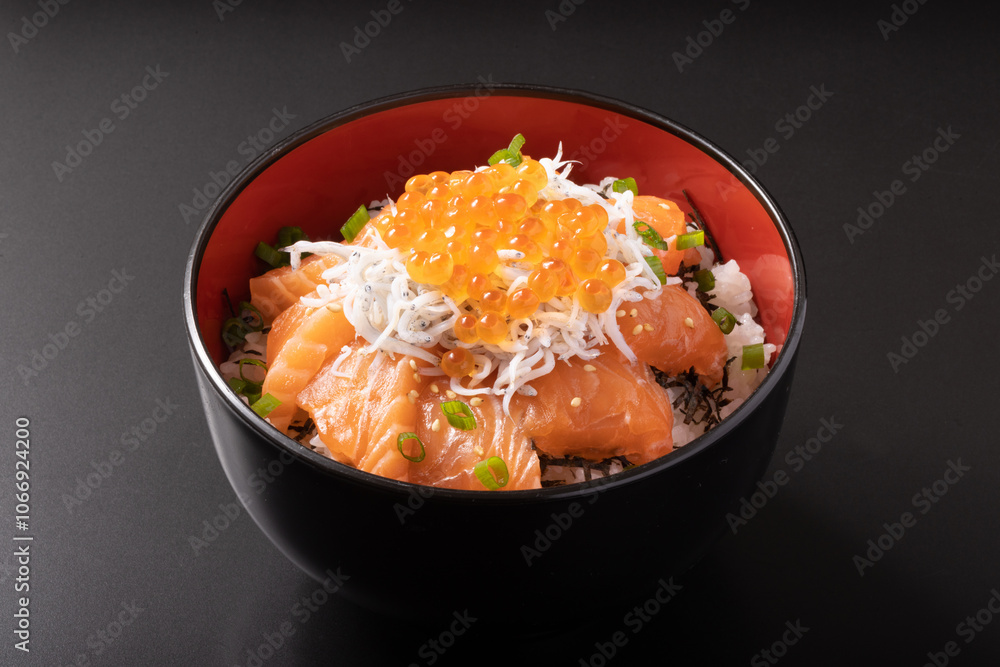 海鮮丼（サーモン　しらす　いくら）