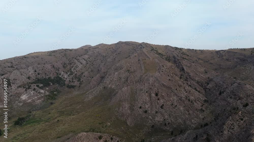 Drone ascends over the breathtaking Sierra de la Ventana mountains, revealing the beautiful ridges and valleys Drone ascends over the breathtaking Sierra de la Ventana mountains, revealing the beautiful ridges and valleys