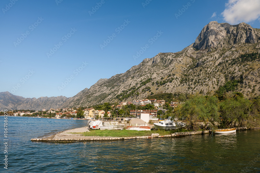 Obraz premium Kotor bay surrendering with rock mountain