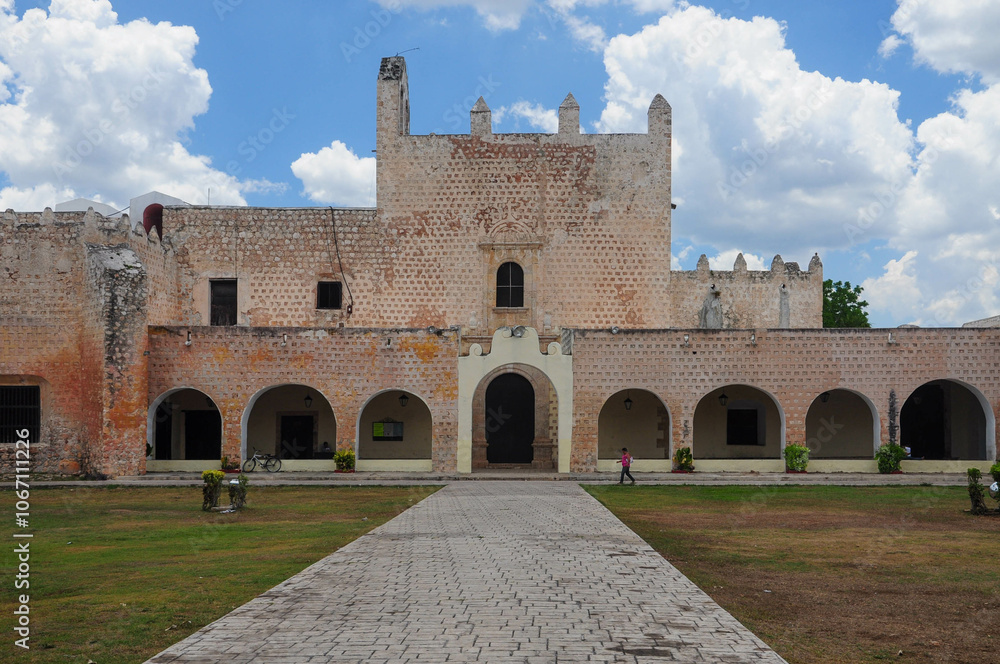 Fototapeta premium Colonial building with arches in Valladolid, Mexico, under blue sky