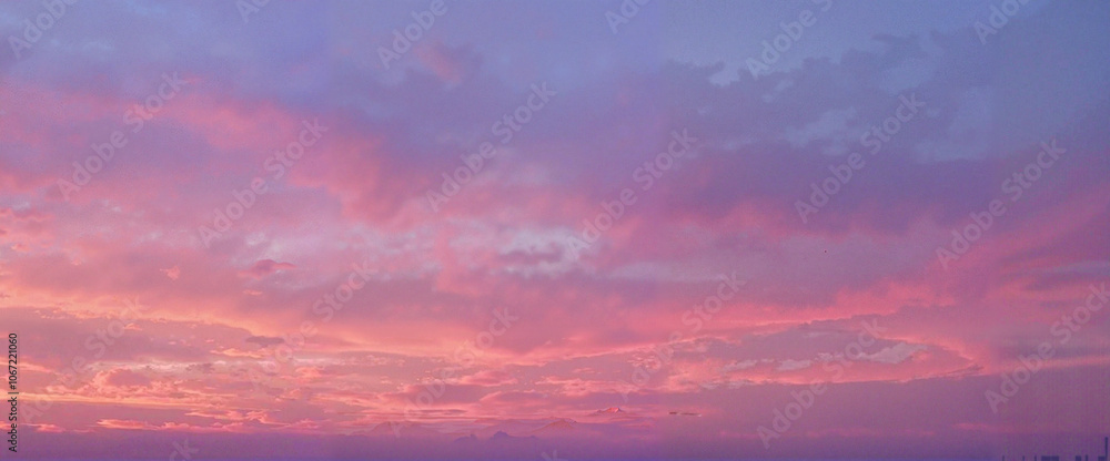 Fototapeta premium Vibrant purple and pink sunset sky with clouds
